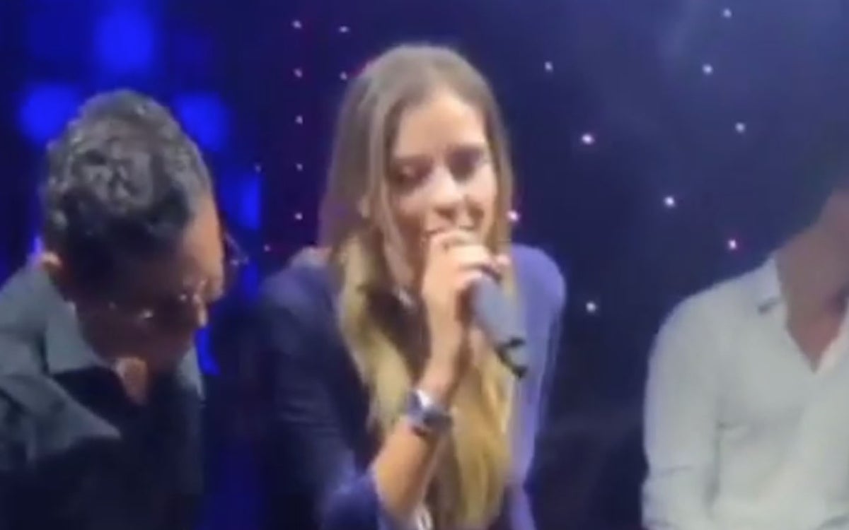 Laura Acuña, interpretando la popular canción