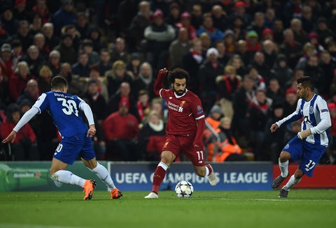 Mohamed Salah (Liverpool), marcado por Diogo Dalot y Ragnar Klavan (Porto) en Anfield, en duelo de Champions disputado el 6 de marzo de 2018