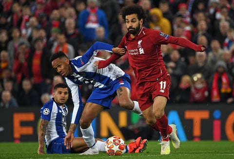 Mohamed Salah (Liverpool) disputando el balón con Eder Militao (Porto, fichado por Real Madrid) el 9 de abril de 2019 en el estadio de Anfield, en Liverpool