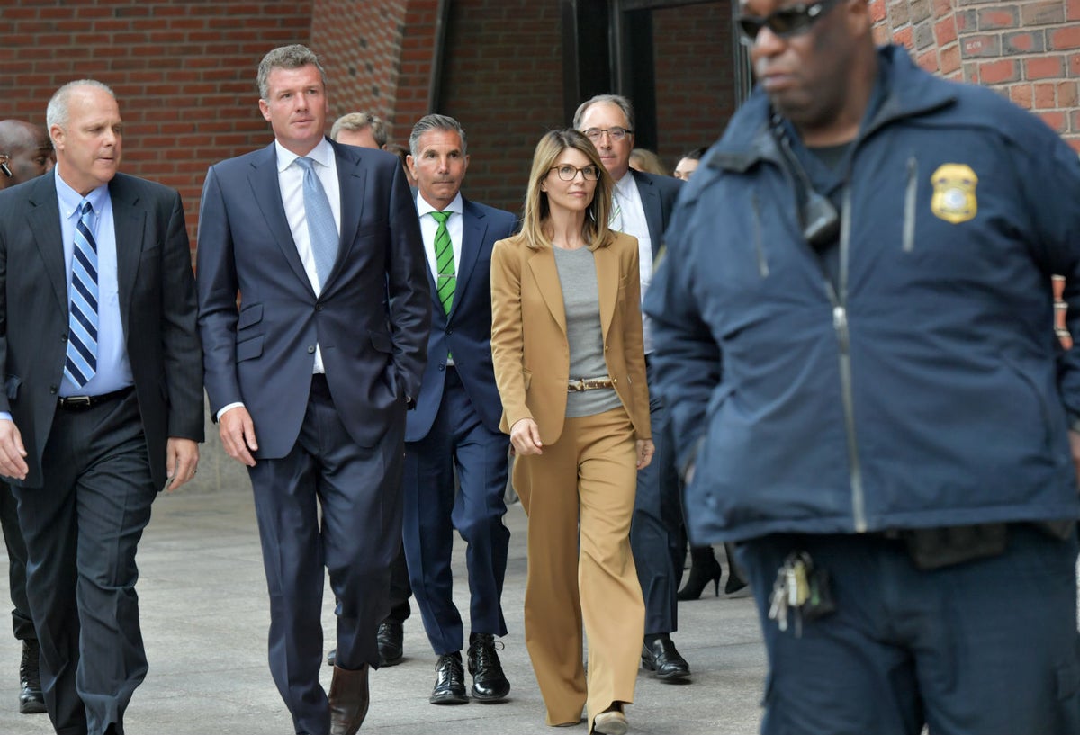 Lori Loughlin acusada de lavado de dinero.