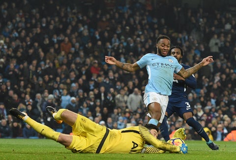 Raheem Sterling (Manchester City), en acción ante Hugo Lloris (Tottenham), en el Etihad Stadium de Manchester