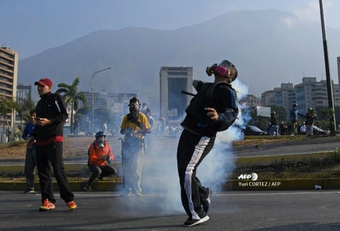 El ataque con bombas lacrimógenas se registró en la base militar La Carlota.