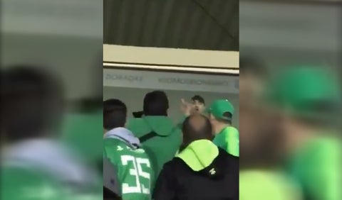 José Fernando Salazar, discutiendo fuertemente con varios hinchas de Atlético Nacional,