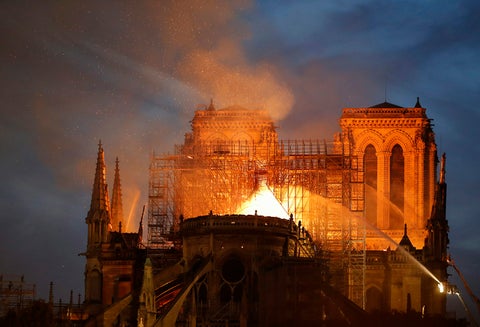 La Catedral de Notre Dame de París en medio de las llamas
