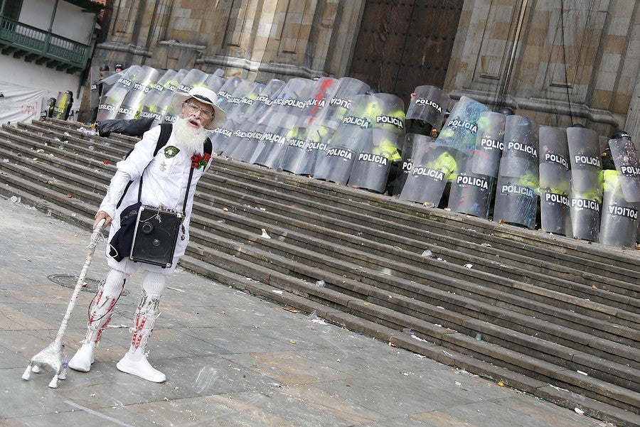 El Palomo por la Paz apareció en la Plaza con su bastón como única arma.