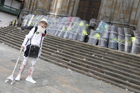 El Palomo por la Paz apareció en la Plaza con su bastón como única arma.