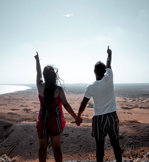Pareja vive una experiencia en sus viajes