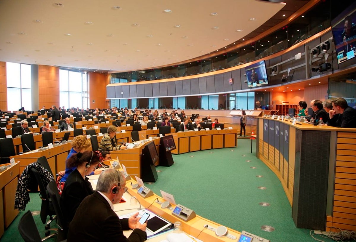 El senador Gustavo Petro (a la derecha) en el Parlamento Europeo, en Bruselas (Bélgica)