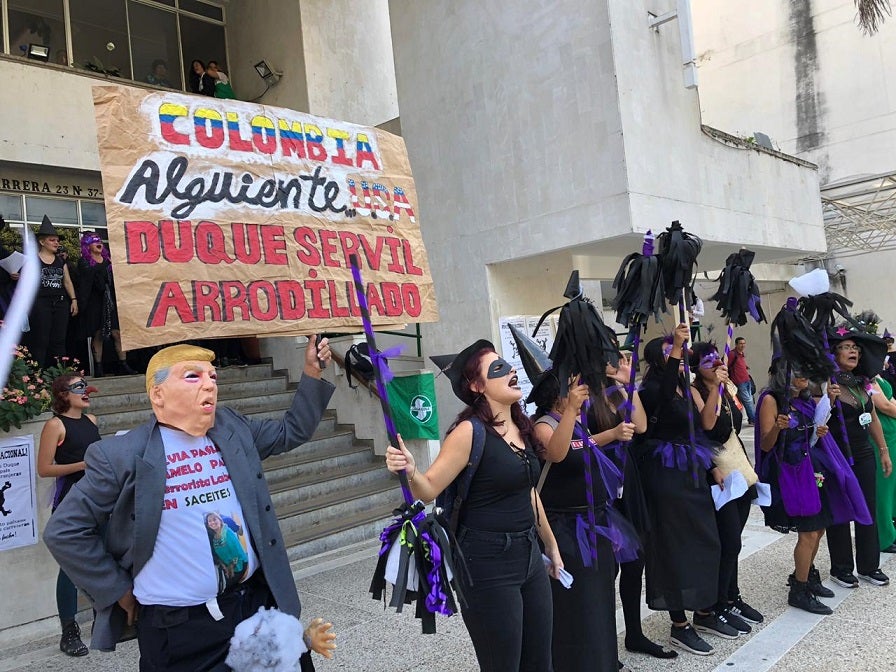De luto y vestidas de brujas protestaron mujeres de un colectivo ciudadano.