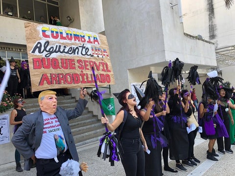 De luto y vestidas de brujas protestaron mujeres de un colectivo ciudadano.
