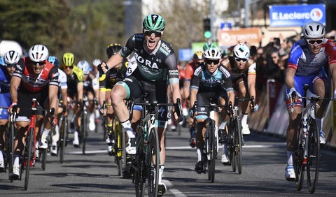 Sam Bennett celebra el doblete al esprint y refuerza el liderato