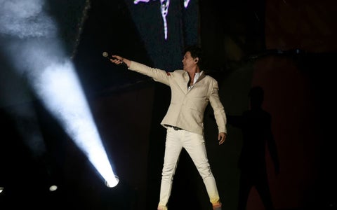 Saúl Hernández en escena.
