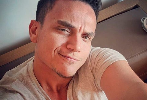 El cantante fue criticado por sus seguidores, debido a una imagen que publicó casi mostrando sus partes íntimas