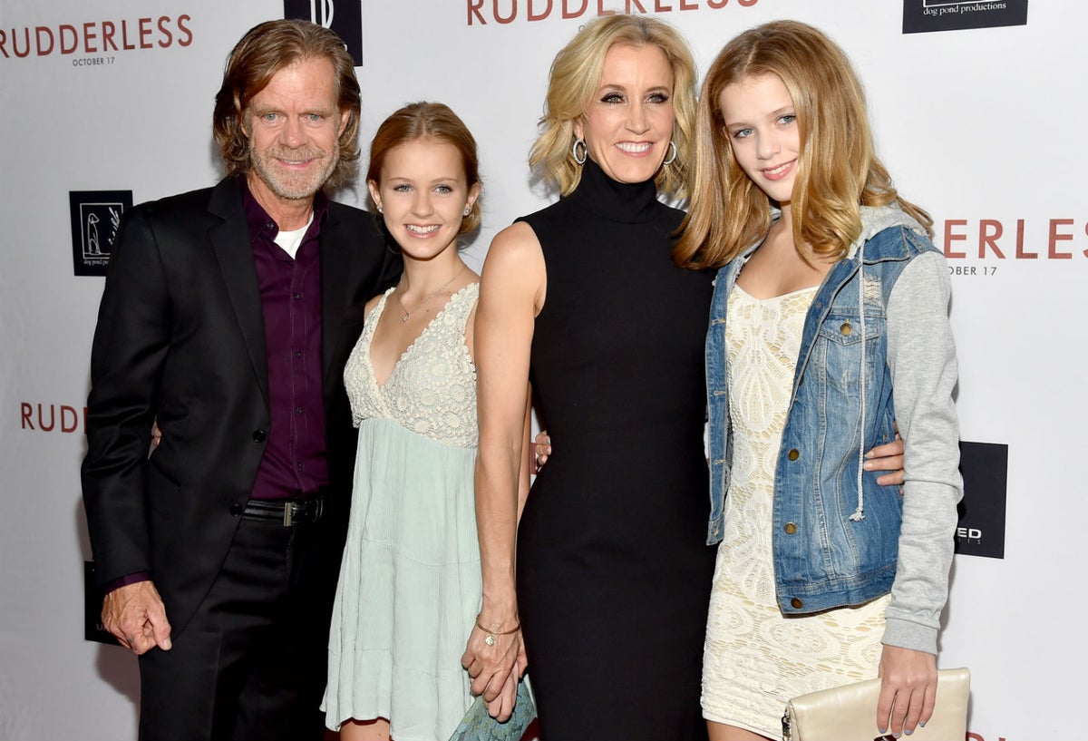 El escritor y director William H. Macy junto a su hija menor Grace Macy, su esposa Felicity Huffman y su hija mayor Sophia Macy.