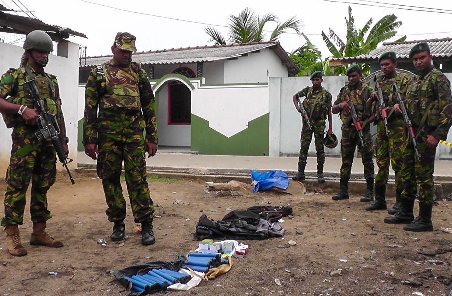 Soldados de Sri Lanka con explosivos incautados