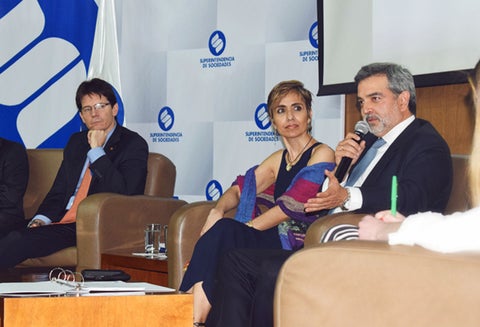 Juan Pablo Liévano (micrófono), superintendente de Sociedades