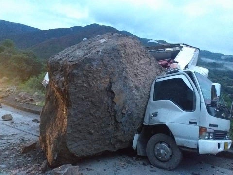 Caida de rocas en la vía Susacón Soatá en Boyacá
