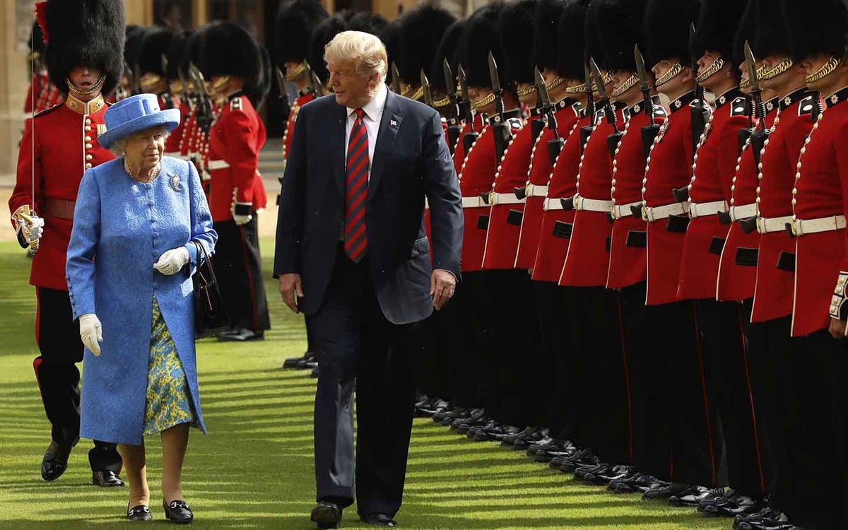 Donald Trump y la reina Isabel.