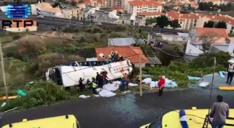 Autobus turistico accidentado