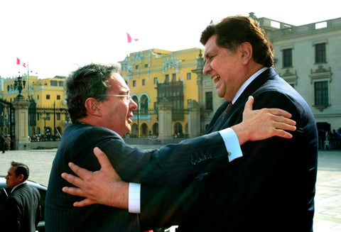 Los expresidentes Álvaro Uribe y Alan García (Colombia y Perú, respectivamente), el 4 de agosto de 2009 en Lima