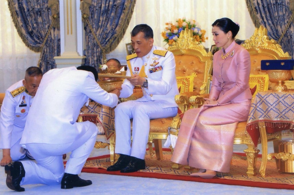 El rey de Tailandia y su esposa