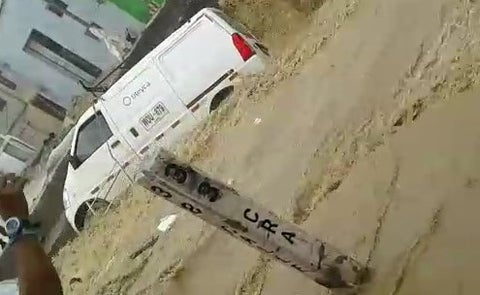 Vehículo arrastrado por un arroyo en Barranquilla