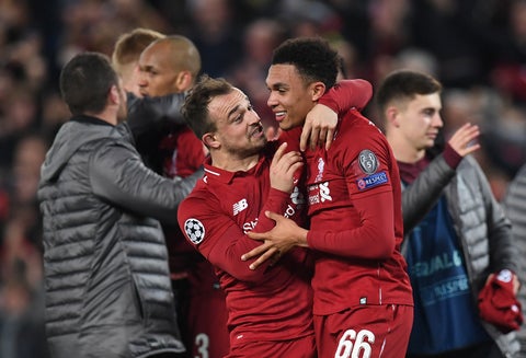 Xherdan Shaqiri felicitando a Alexander-Arnold luego de eliminar a Barcelona de la Champions