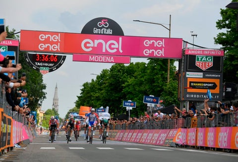 Arnaud Démare, ciclista francés al servicio de Groupama-FDJ, ganando la etapa 10 del Giro de Italia