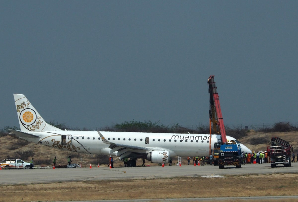 Avión aterriza sin las ruedas delanteras