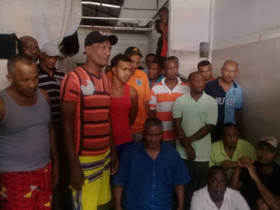 Desesperados esperan noticias positivas en una comisaría de Caracas