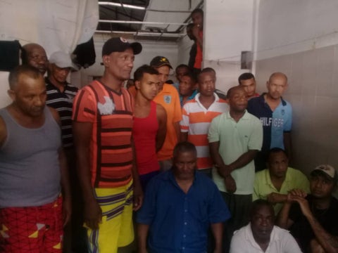 Desesperados esperan noticias positivas en una comisaría de Caracas