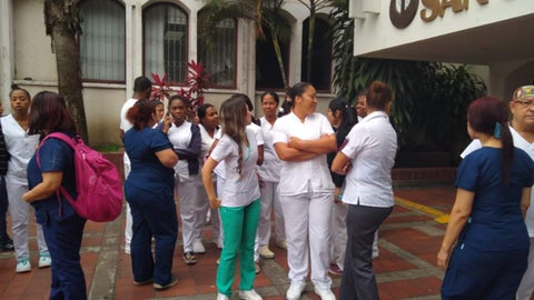 Varios empleados del Hospital San Juan de Dios protestan por retrasos en el pago de su salario.