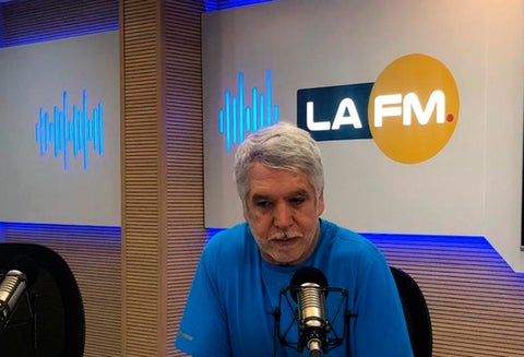 Enrique Peñalosa, alcalde de Bogotá, en la cabina de LA FM en Bogotá