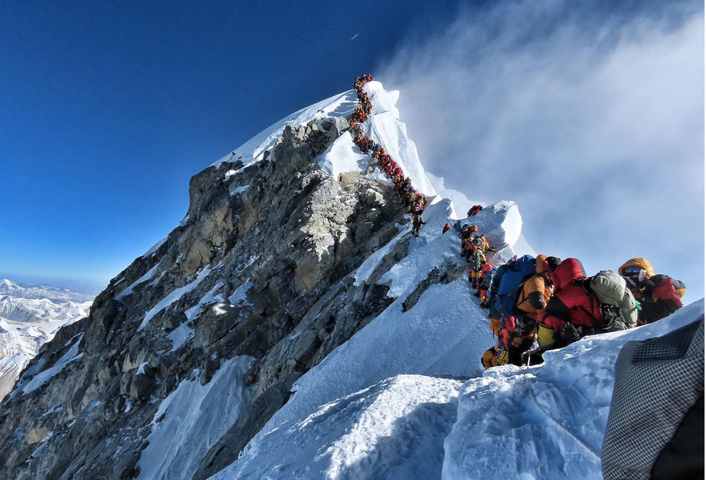 Largas filas de montañistas en el Everest