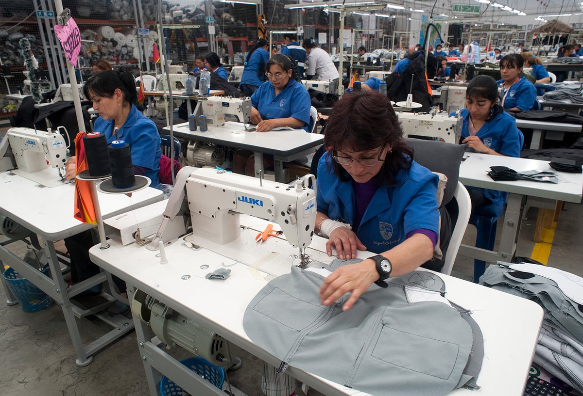 Empleados colombianos trabajando en una fábrica, en Bogotá