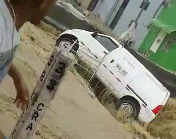 Vehículo arrastrado por un arroyo