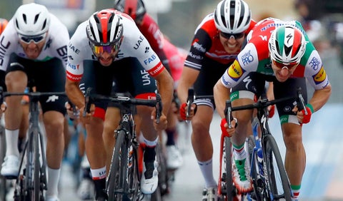 Fernando Gaviria durante la segunda etapa del Giro de Italia 2019