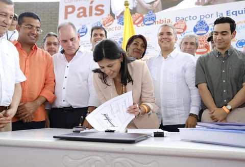 Gloria Alonso, directora del Departamento Nacional de Planeación, firmando el PND en Valledupar