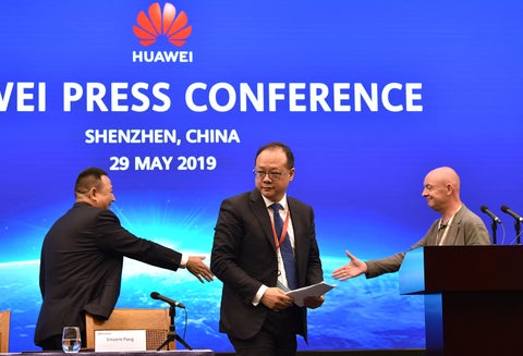 Song Liuping (centro), director legal de Huawei, en rueda de prensa ofrecida en la ciudad de Shenzhen, en China