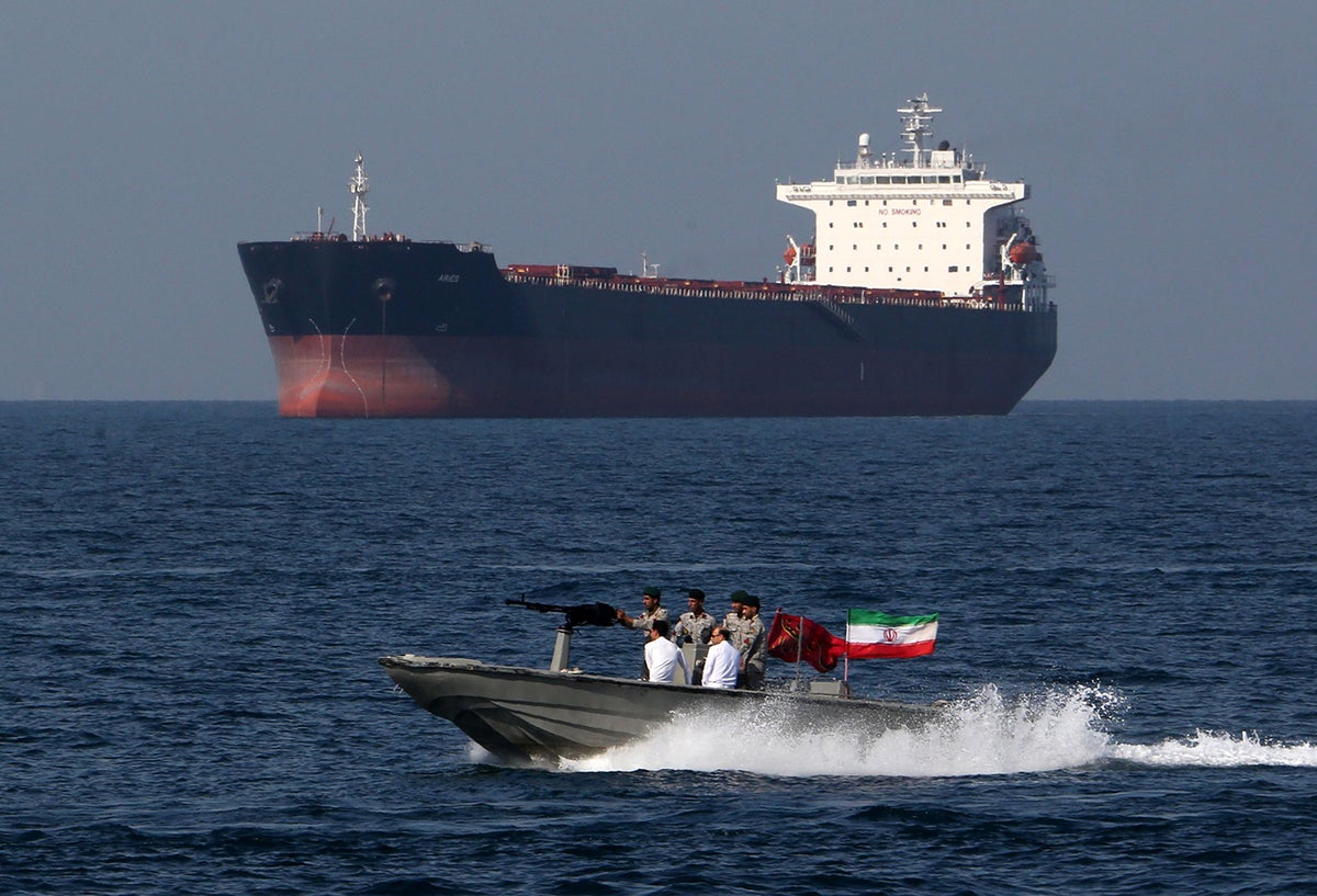Soldados iraníes conmemorando el "Día Nacional del Golfo Pérsico" en el Estrecho de Ormuz, el 30 de abril de 2019