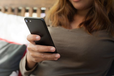 Mujer usando celular