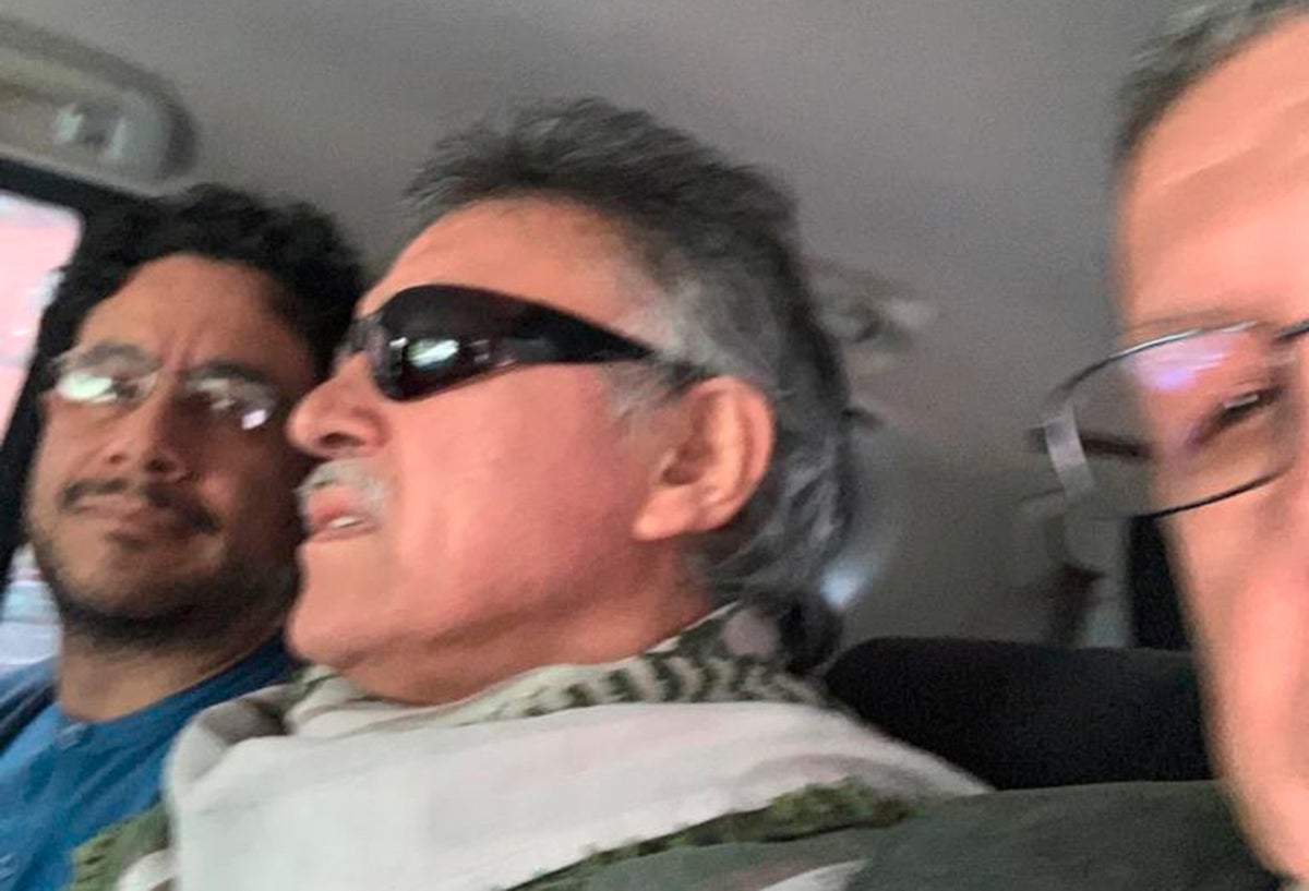 Iván Cepeda, Jesús Santrich y Pablo Catatumbo saliendo de la Fiscalía General de la Nación y dirigiéndose a la sede del partido Farc
