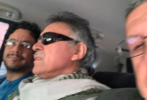 Iván Cepeda, Jesús Santrich y Pablo Catatumbo saliendo de la Fiscalía General de la Nación y dirigiéndose a la sede del partido Farc