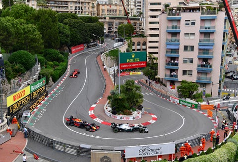 Lewis Hamilton en su monoplaza durante el Gran Premio de Mónaco