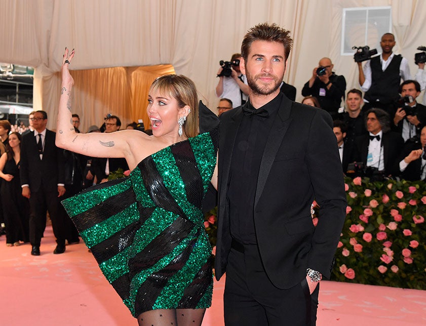 Miley Cyrus junto a su esposo en la Met Gala