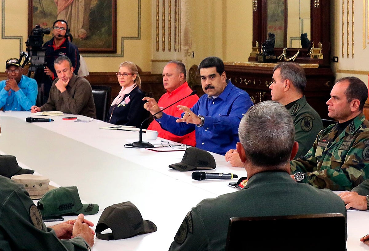 Nicolás Maduro reunido con sus fuerzas militares y su equipo de gobierno tras el caos que vivió el país el 30 de abril de 2019