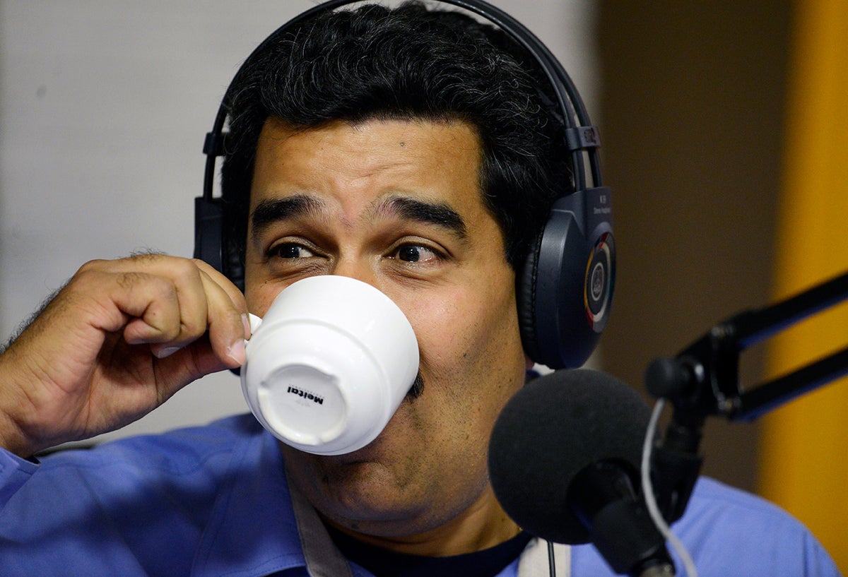 Nicolás Maduro, líder del régimen venezolano, tomando café en la Almacenadora Caracas