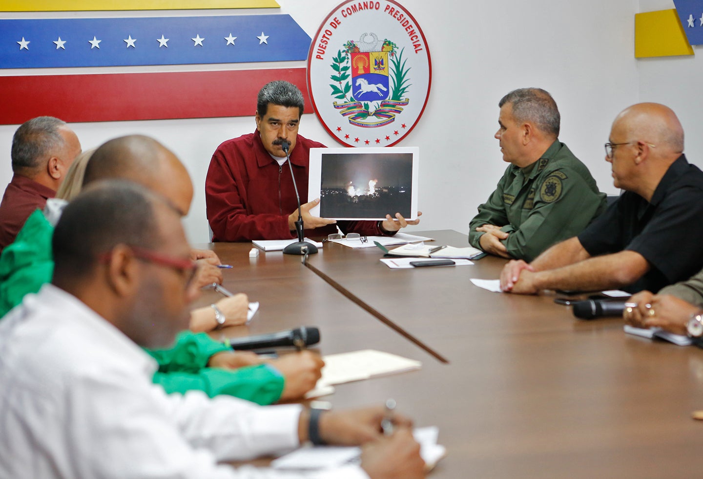 Nicolás Maduro, presidente de Venezuela, y Vladimir Padrino, su ministro de Defensa, reunidos en Caracas junto a otros integrantes del gobierno