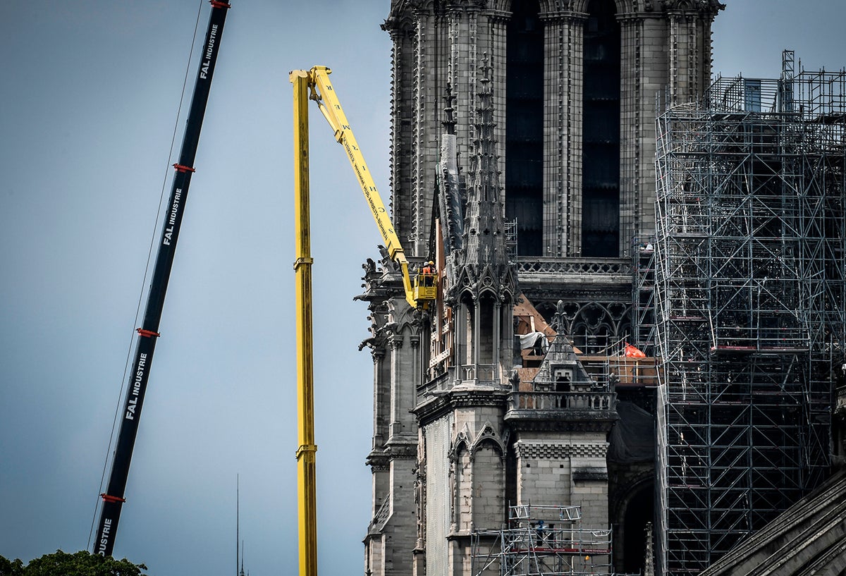 Empleados en la zona de Notre Dame, en París, que se incendieraron el 15 de abril de 2019