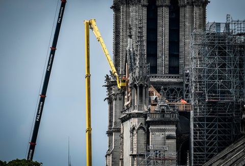Empleados en la zona de Notre Dame, en París, que se incendieraron el 15 de abril de 2019